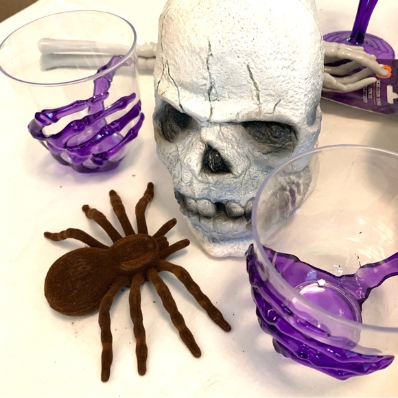 4 Skulls, 2 Bloody Cut off Arms & Furry Spiders - Picture 8 of 12